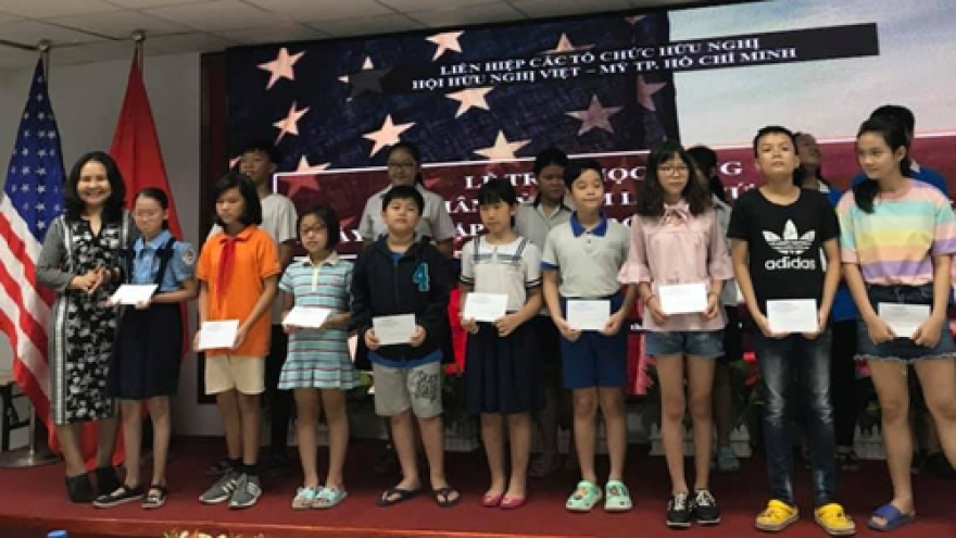 Vietnam-US Friendship Association presents 100 scholarships to poor students in HCM City