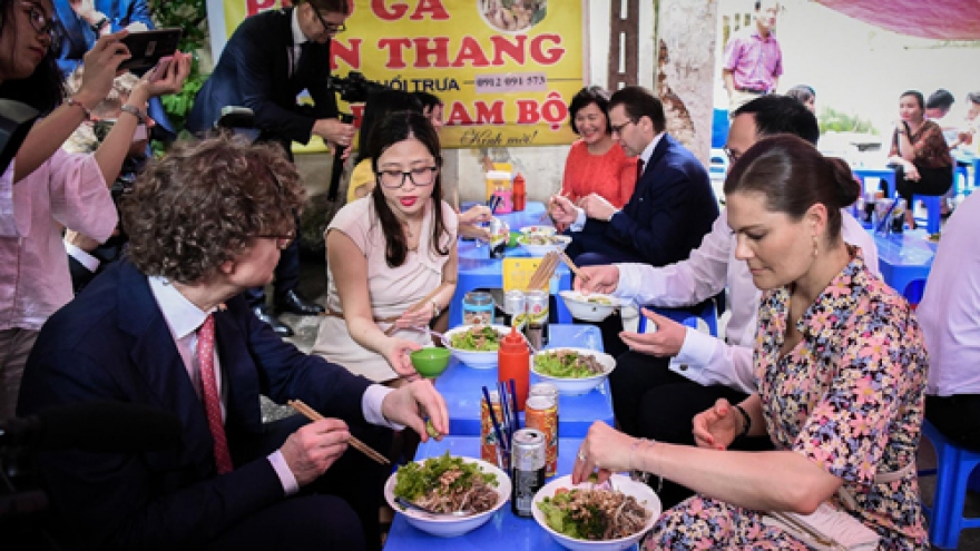 Swedish Crown Princess enjoys Bun Bo for lunch in Hanoi