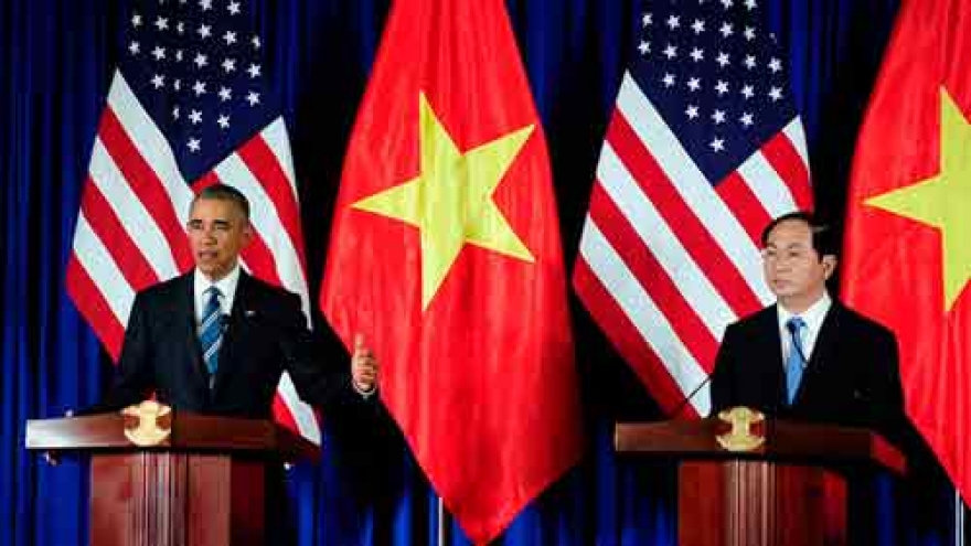 Obama lifts US arms ban on Vietnam