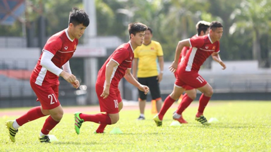 Vietnamese footballers practice in hot weather ahead of crunch Malaysia tie