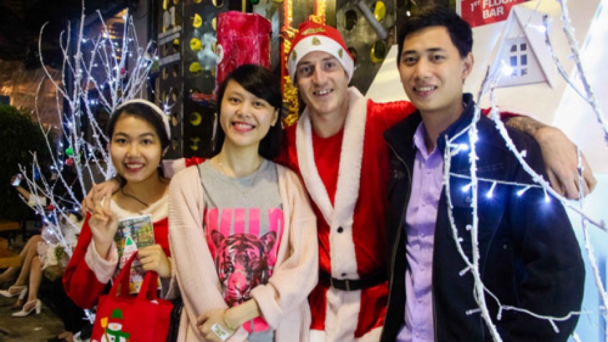 In pictures: Tis the day before Christmas in Hue