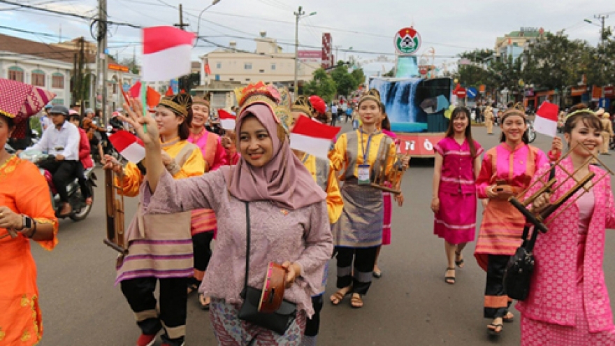 Foreign art troupes take part in Central Highlands street festival