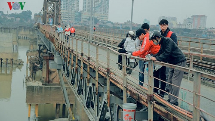 Hanoians release carp to celebrate Kitchen Gods Day