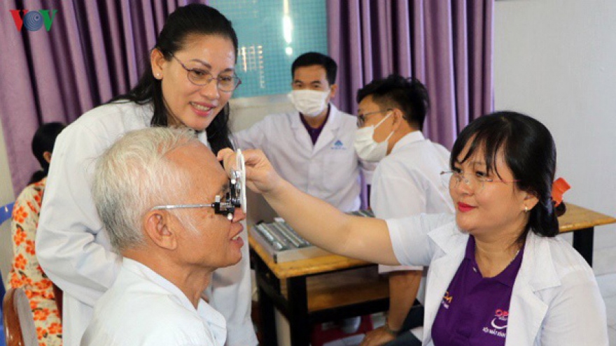 Vietnamese doctors provide free eye examinations for Cambodians