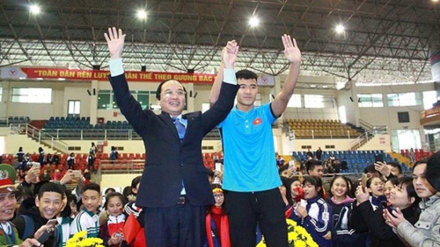Striker Ha Duc Chinh receives hero’s welcome in Phu Tho 