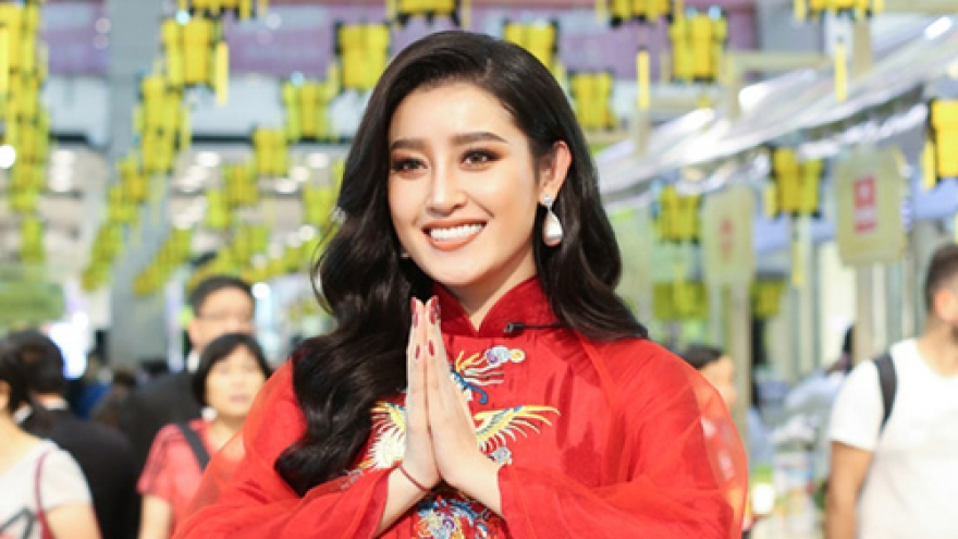 Huyen My ravishing in Thailand’s Ao dai fashion show