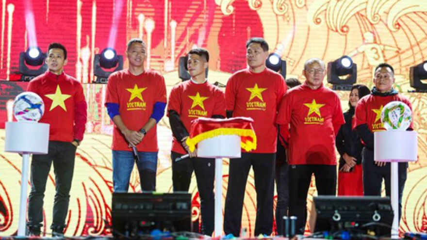 Korean Coach celebrates Christmas with star players, fans ahead of Asian Cup