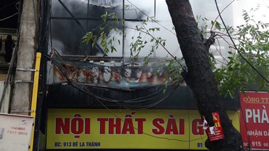 Fire destroys furniture store in Hanoi