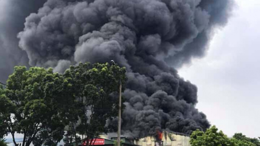 Huge fire ravages Sai Dong industrial park