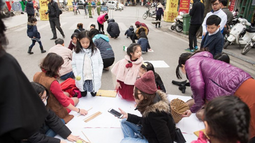 Old folk games played again on Phung Hung pedestrian street