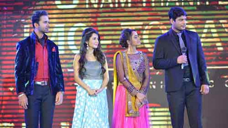 Indian stars receive warm welcome from Hanoi fans