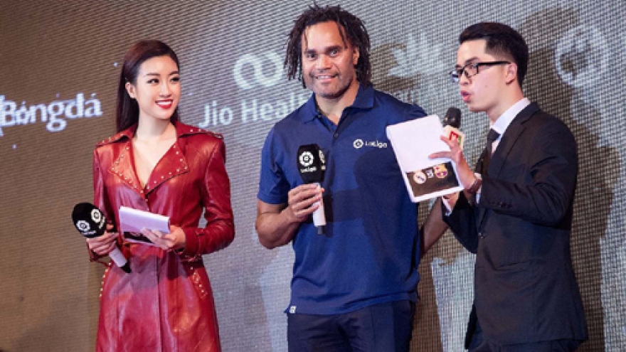 My Linh shows alluring beauty, meeting with French football star