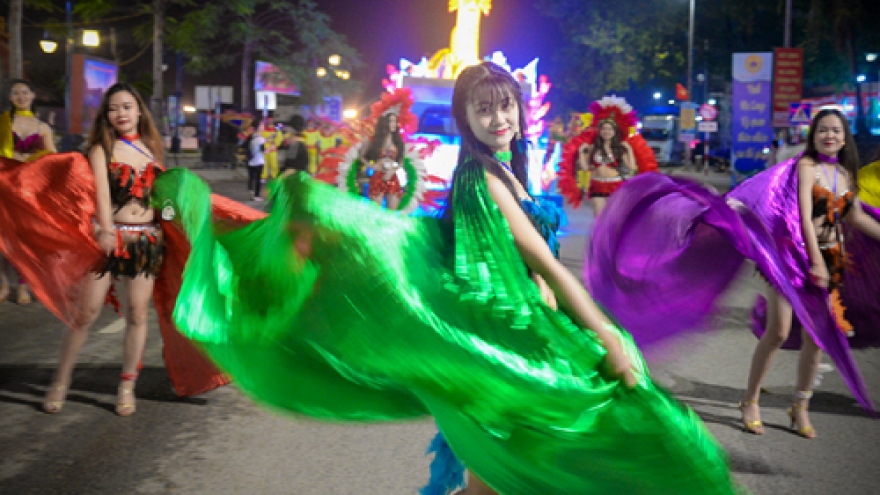 Splendid street parade opens Halong Carnival 2018