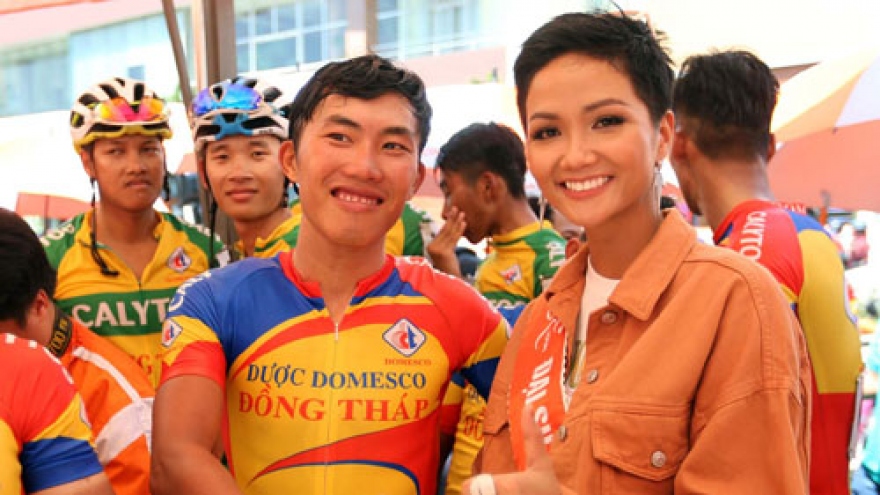H’Hen Nie cheers on HTV Cycling Tournament