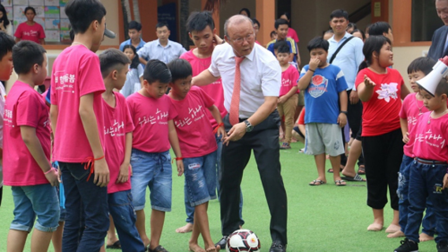 Coach Park Hang-seo visits Vietnam-Korea Centre in Can Tho