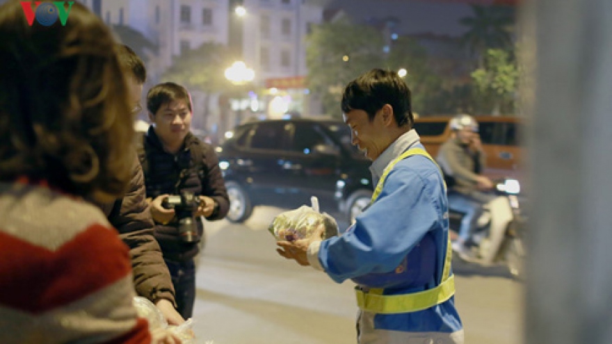 Charity passes out free TET gifts for needy