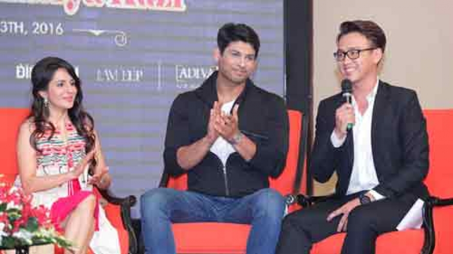 Indian movie stars meet with Vietnamese fans