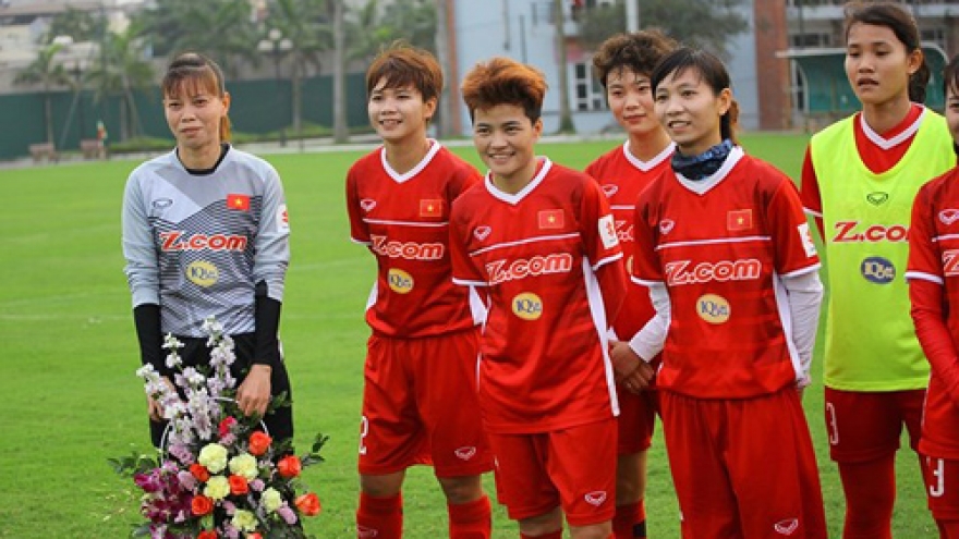 Vietnam’s female footballers get special gifts for Women’s Day