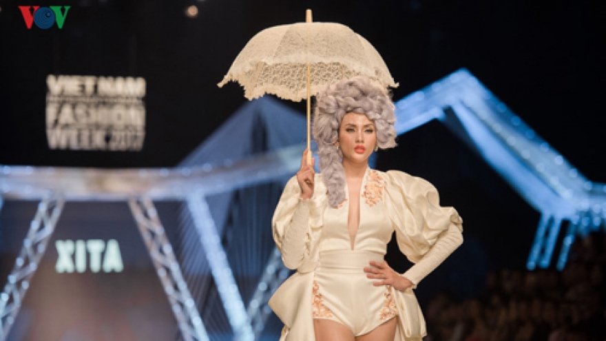 Kim Dung, Hoang Yen snazzy in new “Vanity Fair” collection 