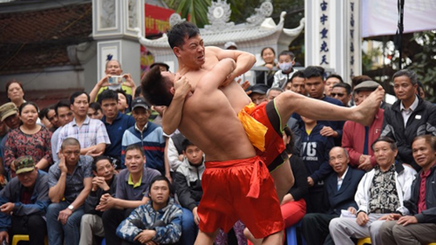Fierce competition in Mai Dong Village’s wrestling festival 
