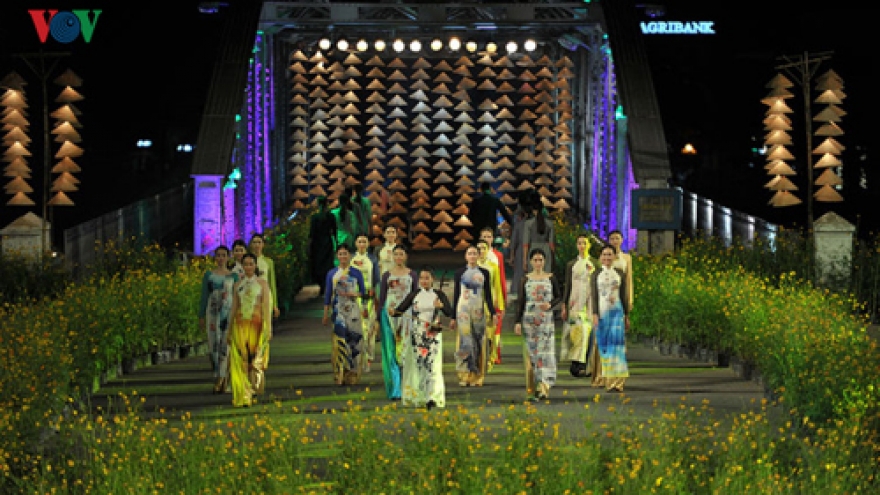 Best photos from May Day holiday fashion show in Hue 