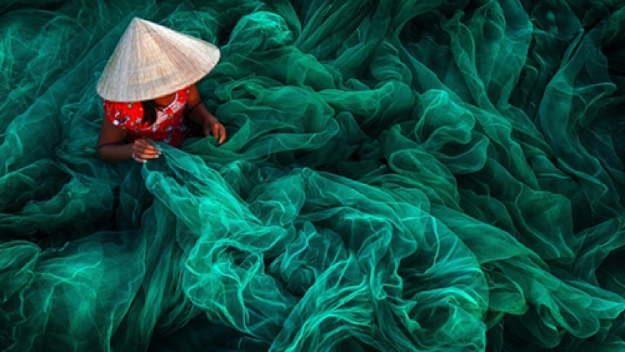 Fishing net making image wins int’l photography awards