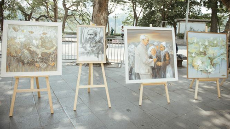 Hanoi painting exhibition marks 129th birthday of Ho Chi Minh 