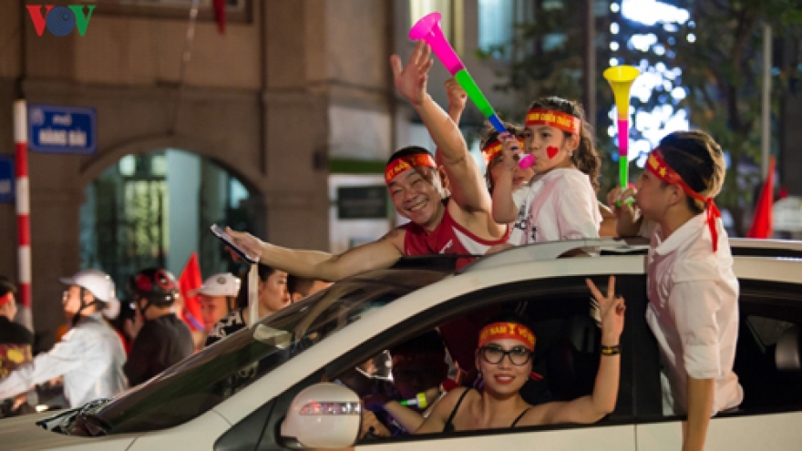 Fans enjoy sleepless night following AFF Cup victory over the Philippines