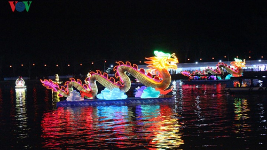 Can Tho City lights up for floral lantern festival