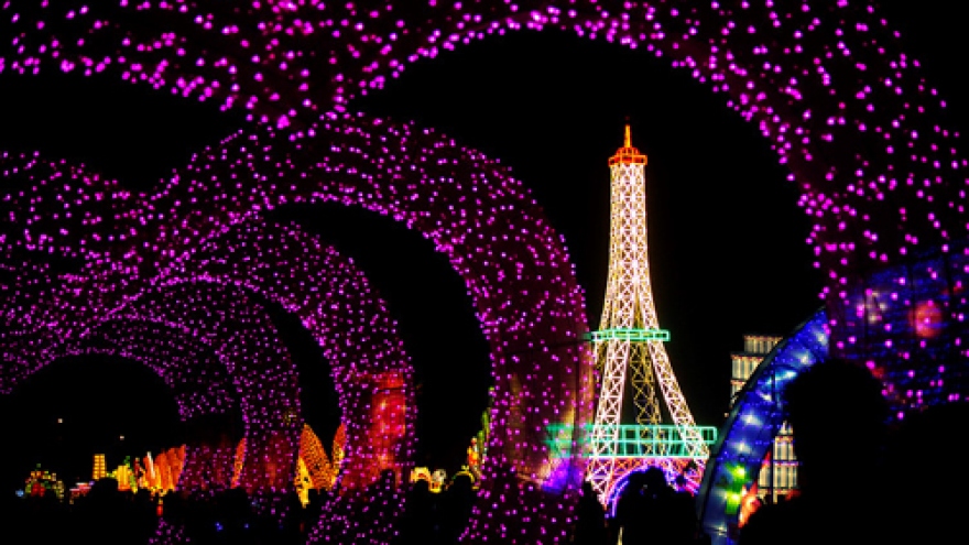 
        Giant lantern festival in Hanoi
                          
                      
