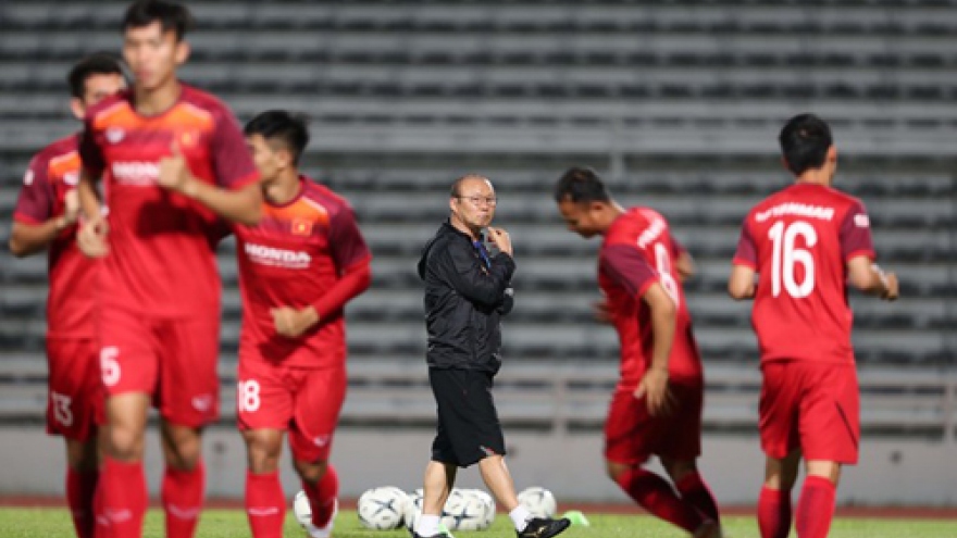 Vietnamese footballers hold final training session ahead of Thailand clash