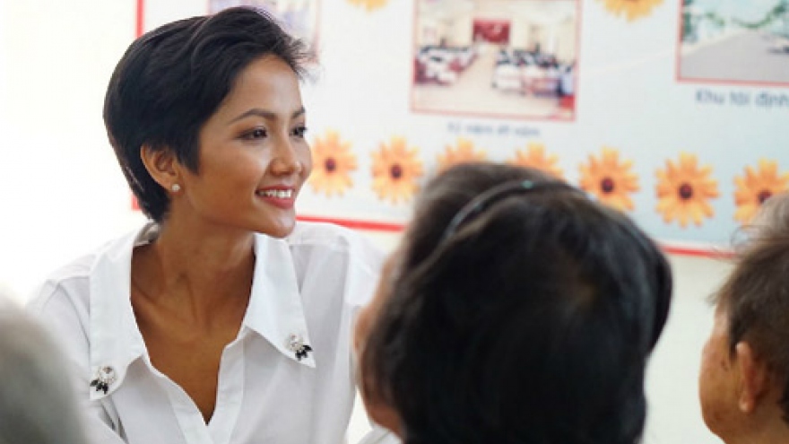 H’Hen Nie delivers Tet gifts to leprosy patients