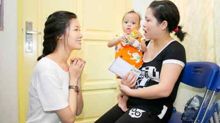 Thuy Dung donates to kids at National Hospital of Paediatrics