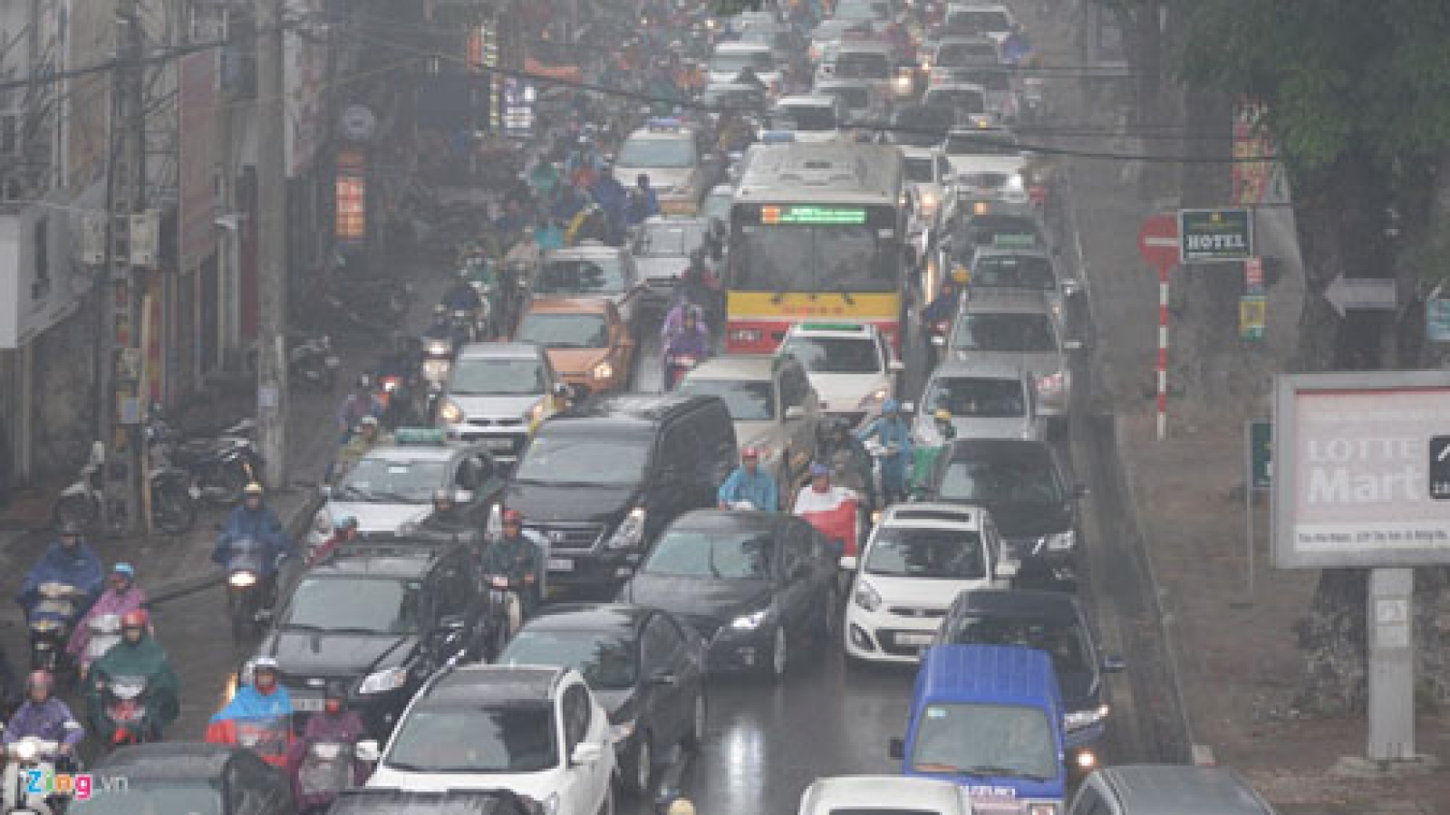 Hanoi traffic chaotic in early morning rain