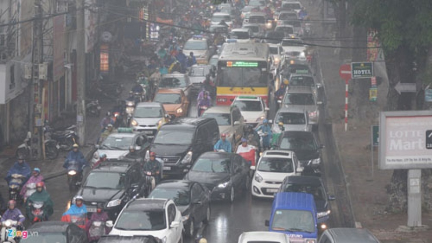 Hanoi traffic chaotic in early morning rain