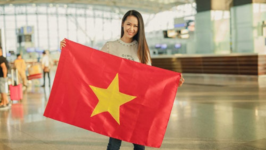 Duong Thuy Linh jets off to Singapore for Mrs Worldwide 2018