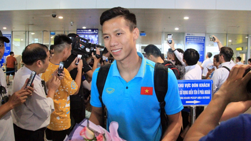National team receives warm welcome upon arrival home