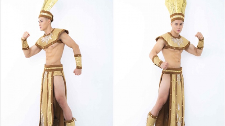 Hieu Duc unveils national costume for Mister National Universe 2019