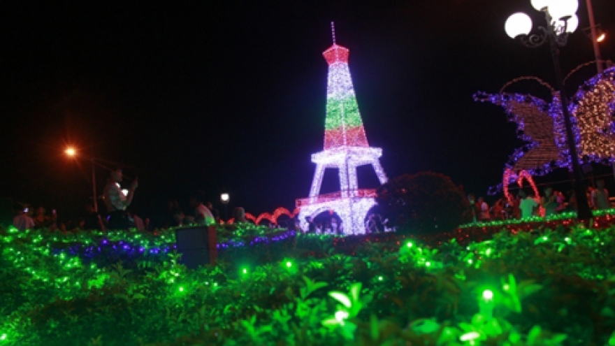Quang Binh wows tourists with light festival