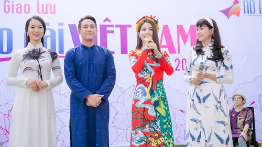 
        Diem My, Vi Van join Ao dai talkshow in HCM City
                          
                      
