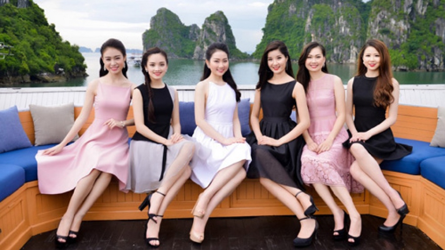 Miss Vietnam gals go cruising in Halong Bay