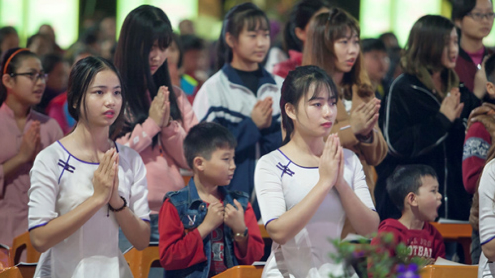 Youths pray for peace at Ninh Tao Pagoda