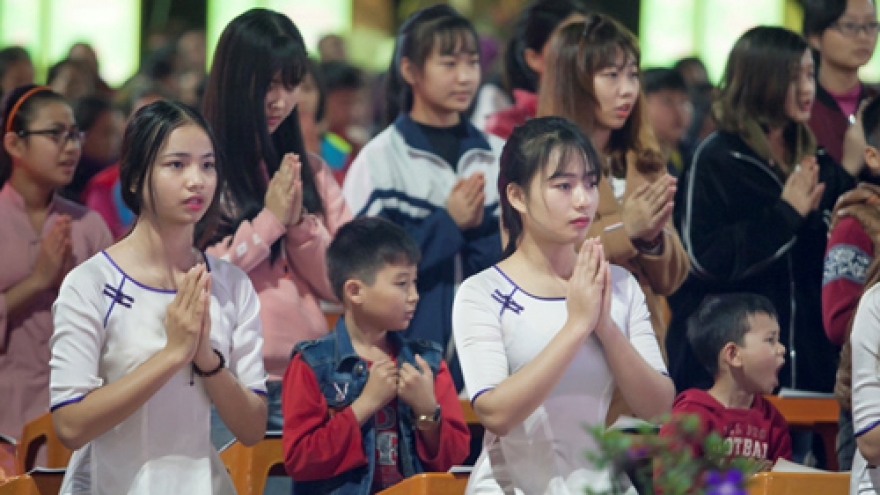Youths pray for peace at Ninh Tao Pagoda