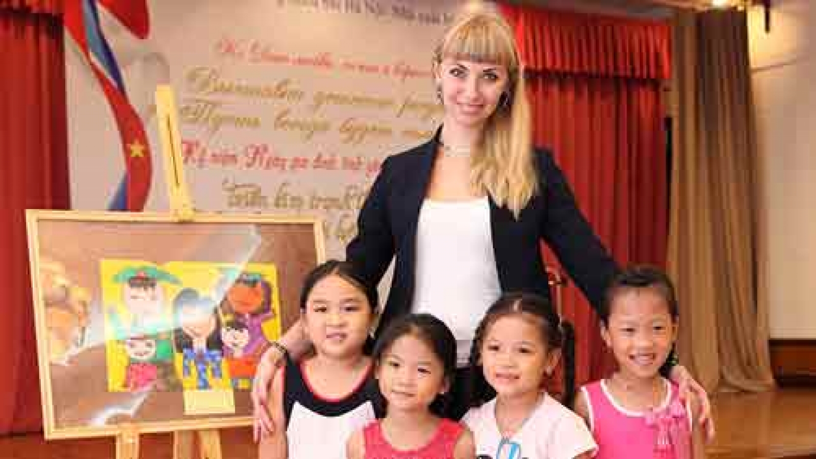 Children painting exhibition marks Vietnam and Russia Family Day