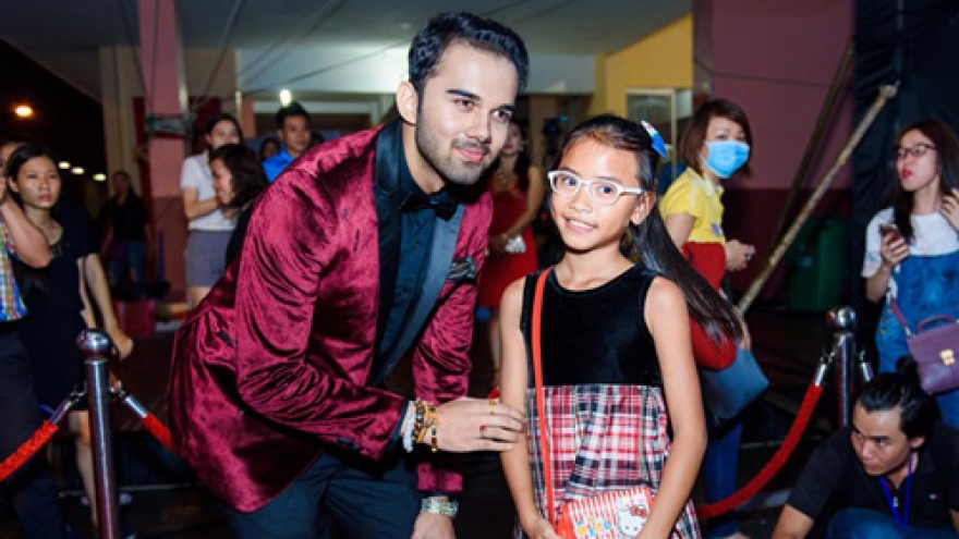 Indian stars receive red carpet, rock-star treatment 