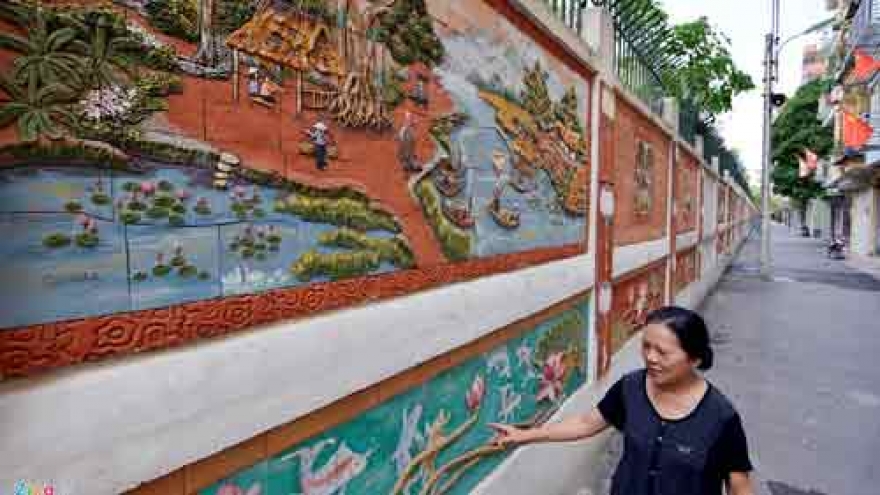 
        Unique ceramic mural in Hanoi street
                          
                      