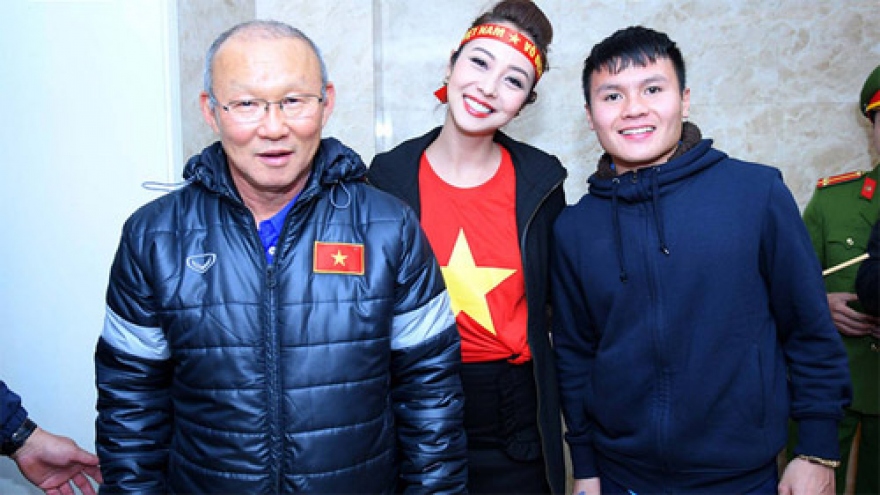 Jennifer Pham meets Vietnam U23s heroes 