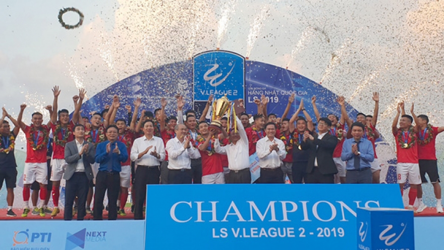 Hong Linh Ha Tinh FC lift LS V-League 2-2019 trophy 