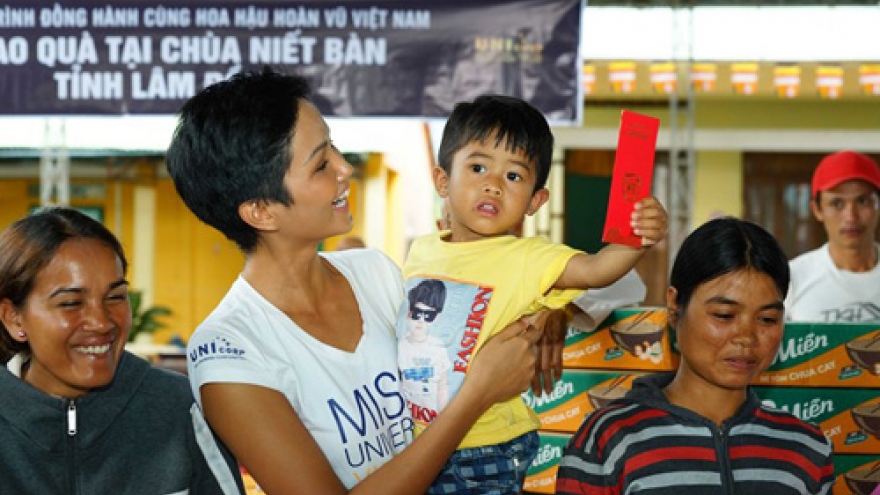 H’Hen Nie participates in Lam Dong charity event