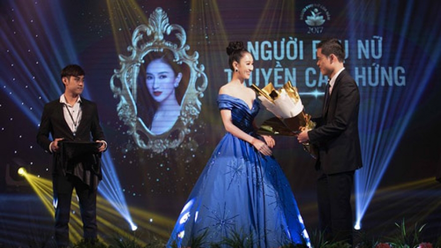 Ha Thu receives Inspirational Woman of Year award